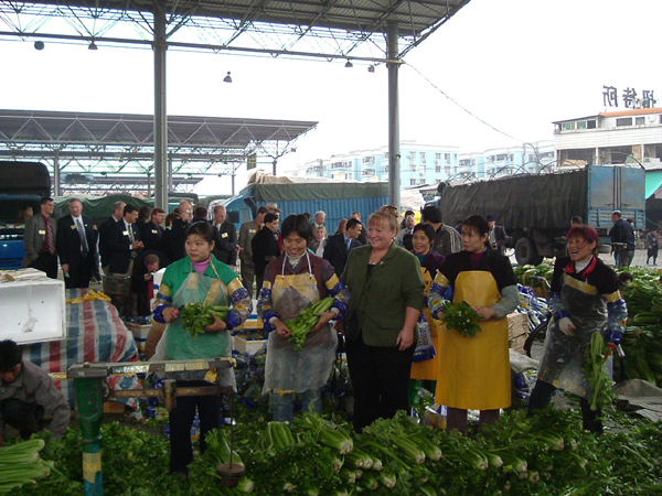 guests visit Guangzhou Jiangnan Fruit and Vegetable Wholesale Market
